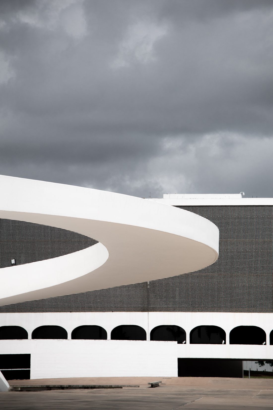 Arquitetura modernista de Brasília sob céu carregado