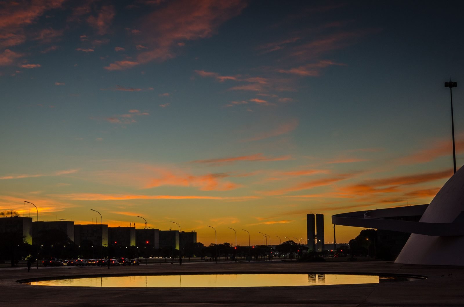 Pôr do sol na Esplanada dos Ministérios, em Brasília, com as torres do Congresso Nacional ao fundo